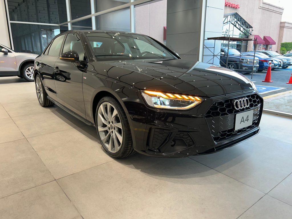 Audi A4 2024 — 4 pts. S Line, MHEV, 190 HP, 2.0T, TA, piel, f. led, RA-18 