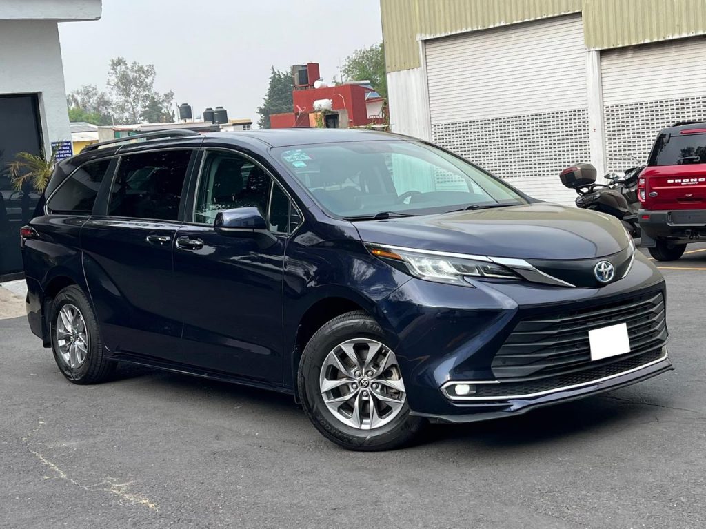 TOYOTA Sienna Minivan 2021 — 5 pts. XLE, HEV, 2.5l, TA, piel, QC, 7 pas., RA-18 